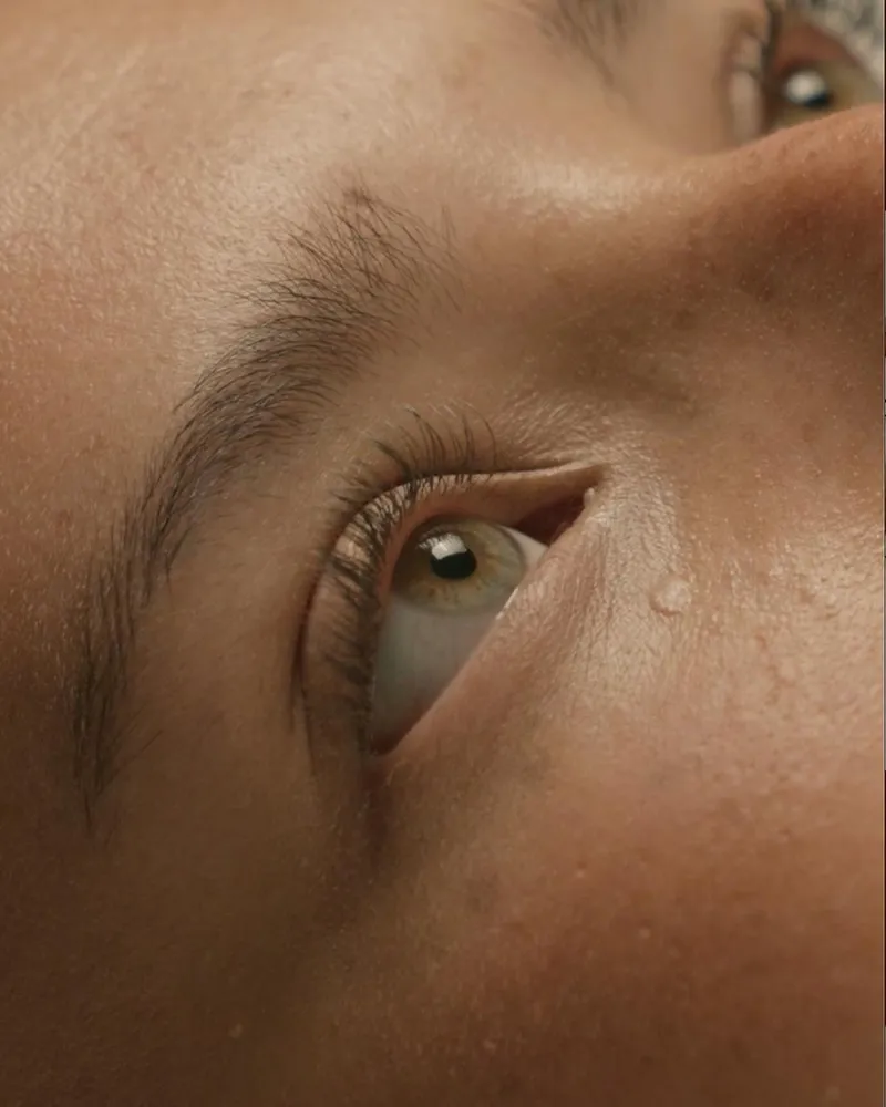 Regard sublimé, cils fournis et légers après pose volume russe, Maison GOĒN